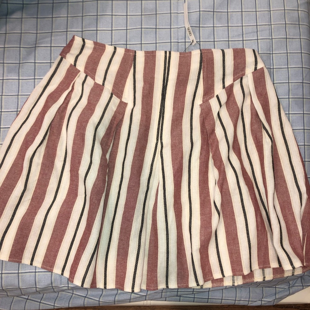 striped skirt woman